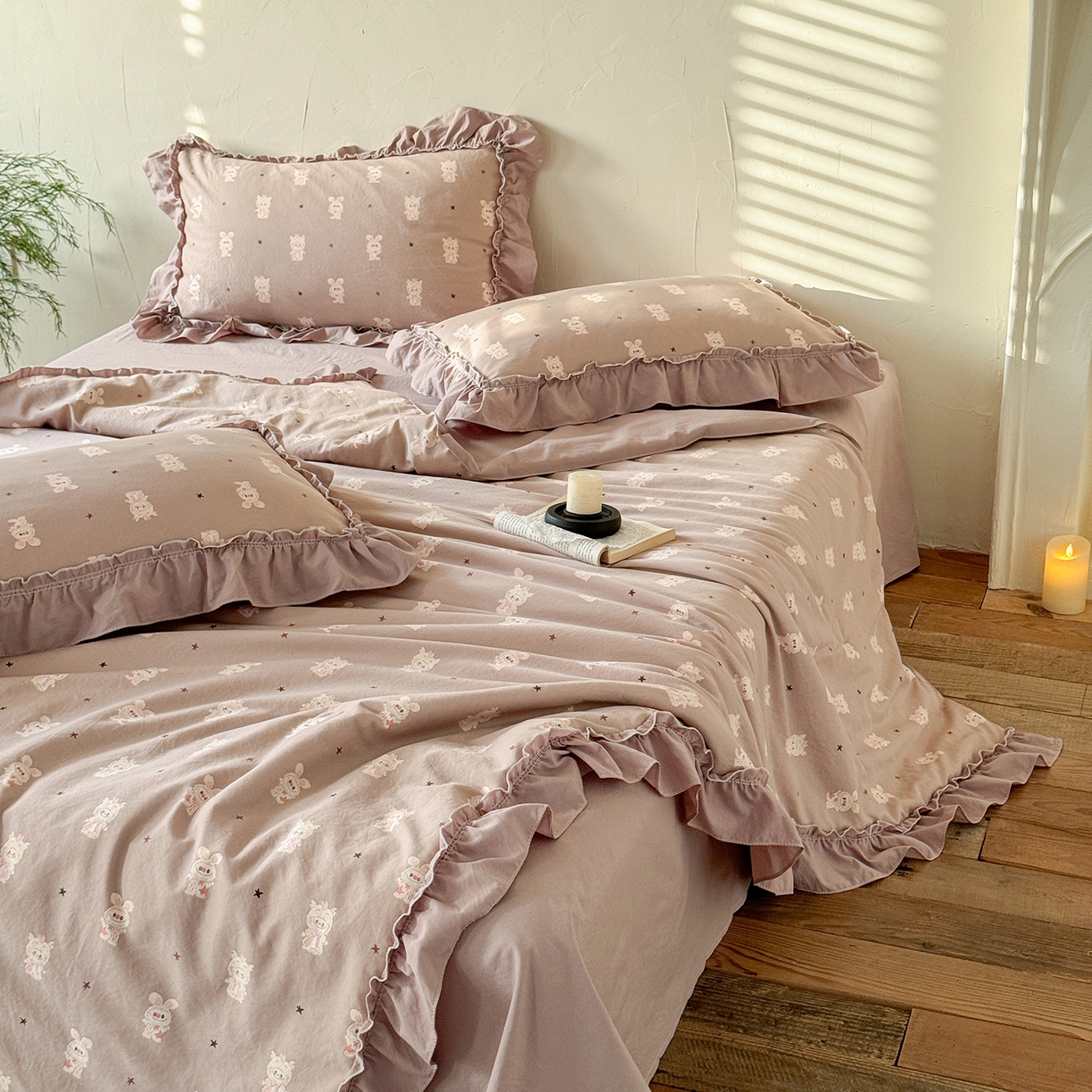 91家纺网 家纺一手货源 找家纺 迷尚家居 2026新款云朵棉印花花边夏被四件套 搞怪兔