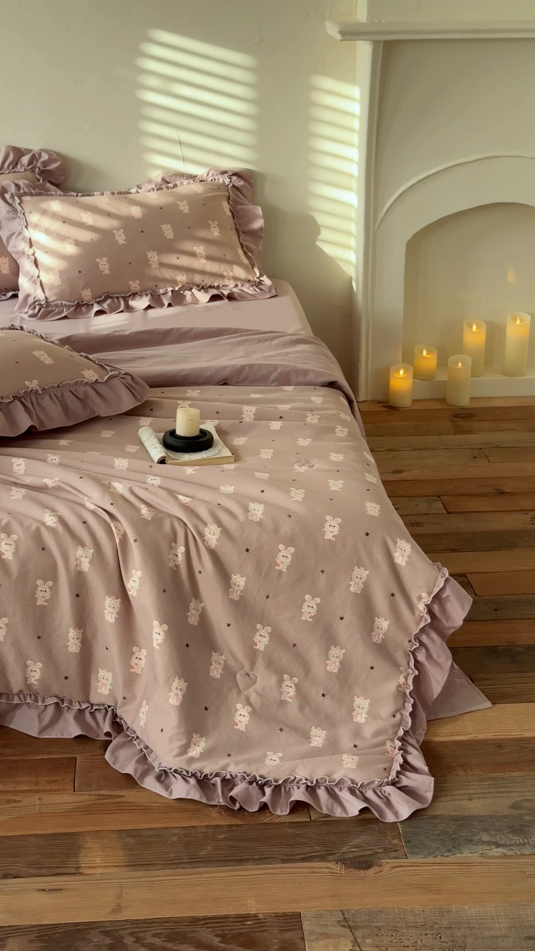 91家纺网 家纺一手货源 找家纺 迷尚家居 2026新款云朵棉印花花边夏被四件套 搞怪兔