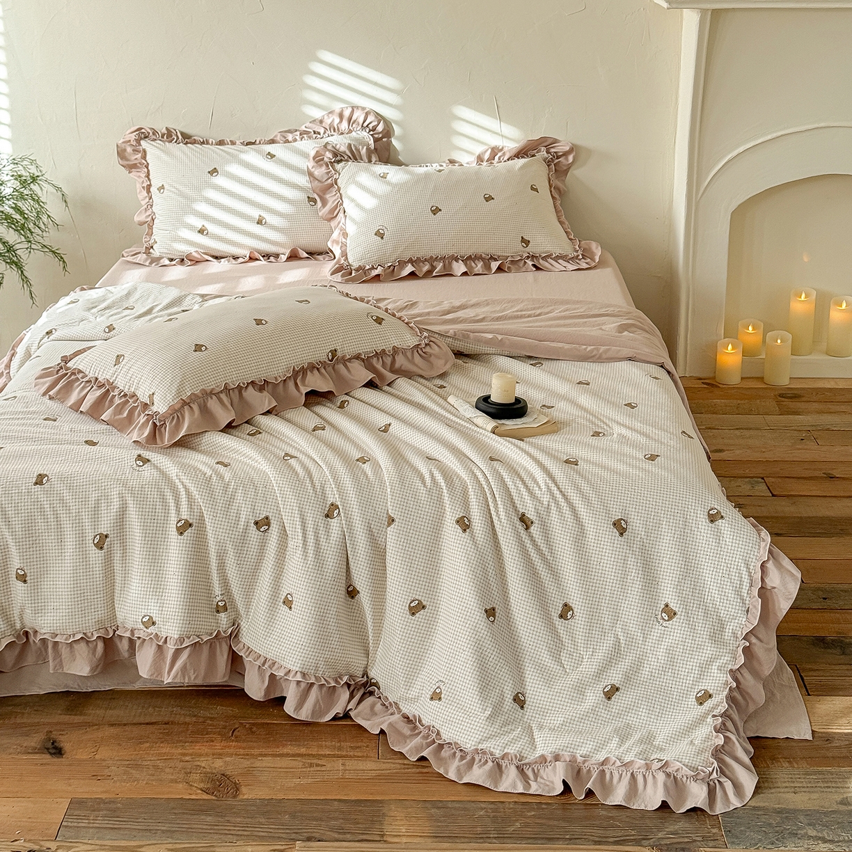 91家纺网 家纺一手货源 找家纺 迷尚家居 2026新款云朵棉印花花边夏被四件套 格纹小熊