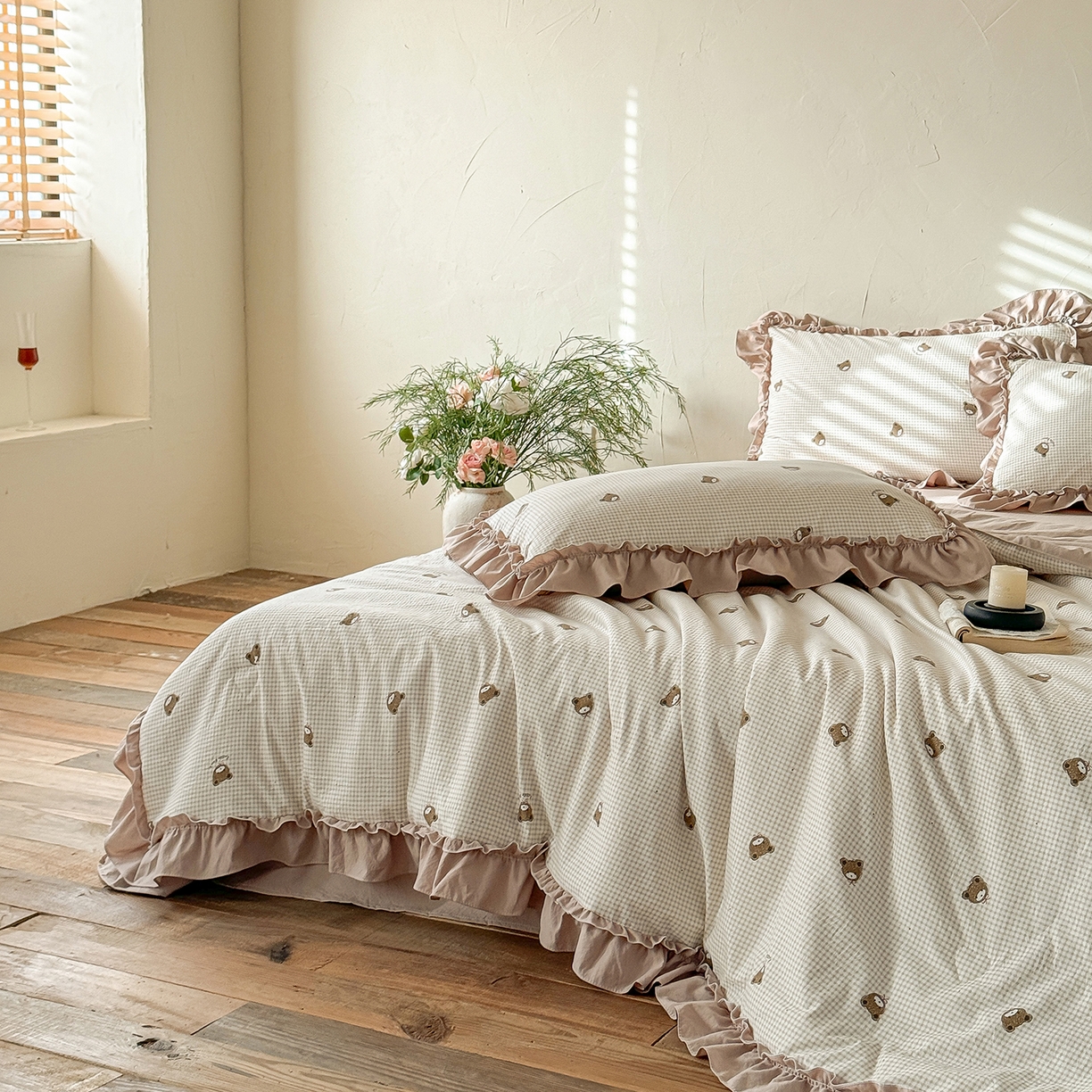 91家纺网 家纺一手货源 找家纺 迷尚家居 2026新款云朵棉印花花边夏被四件套 格纹小熊