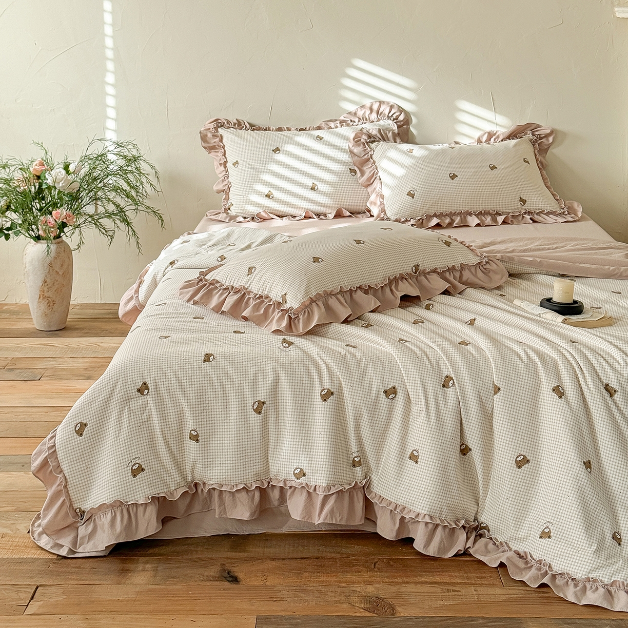 91家纺网 家纺一手货源 找家纺 迷尚家居 2026新款云朵棉印花花边夏被四件套 格纹小熊