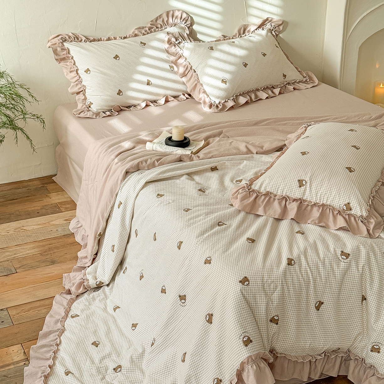 91家纺网 家纺一手货源 找家纺 迷尚家居 2026新款云朵棉印花花边夏被四件套 格纹小熊