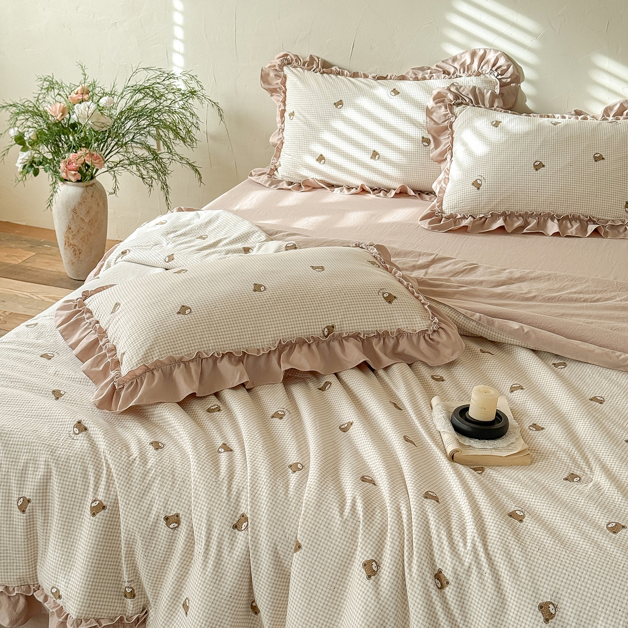 91家纺网 家纺一手货源 找家纺 迷尚家居 2026新款云朵棉印花花边夏被四件套 格纹小熊