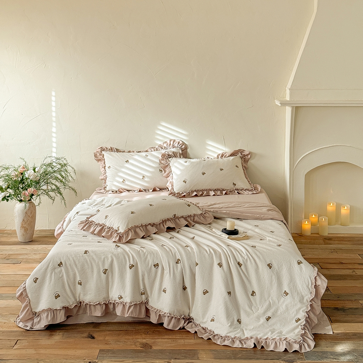 91家纺网 家纺一手货源 找家纺 迷尚家居 2026新款云朵棉印花花边夏被四件套 格纹小熊