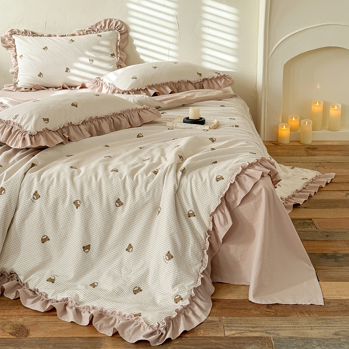 91家纺网 家纺一手货源 找家纺 迷尚家居 2026新款云朵棉印花花边夏被四件套 格纹小熊