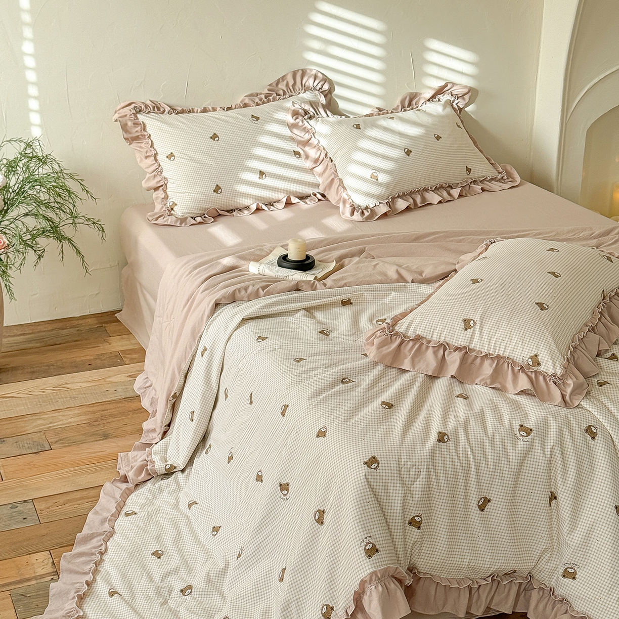 91家纺网 家纺一手货源 找家纺 迷尚家居 2026新款云朵棉印花花边夏被四件套 格纹小熊