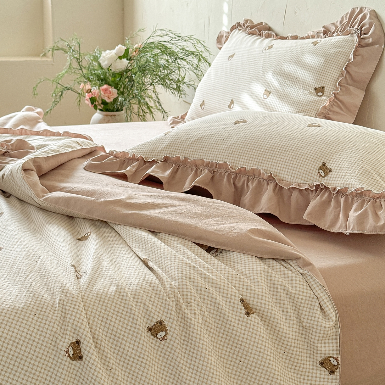 91家纺网 家纺一手货源 找家纺 迷尚家居 2026新款云朵棉印花花边夏被四件套 格纹小熊