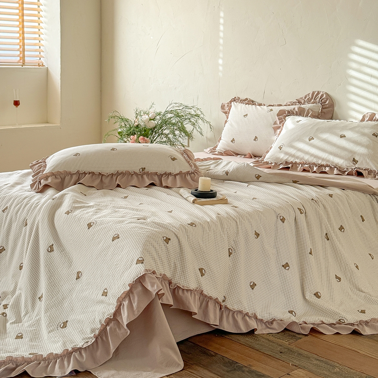 91家纺网 家纺一手货源 找家纺 迷尚家居 2026新款云朵棉印花花边夏被四件套 格纹小熊