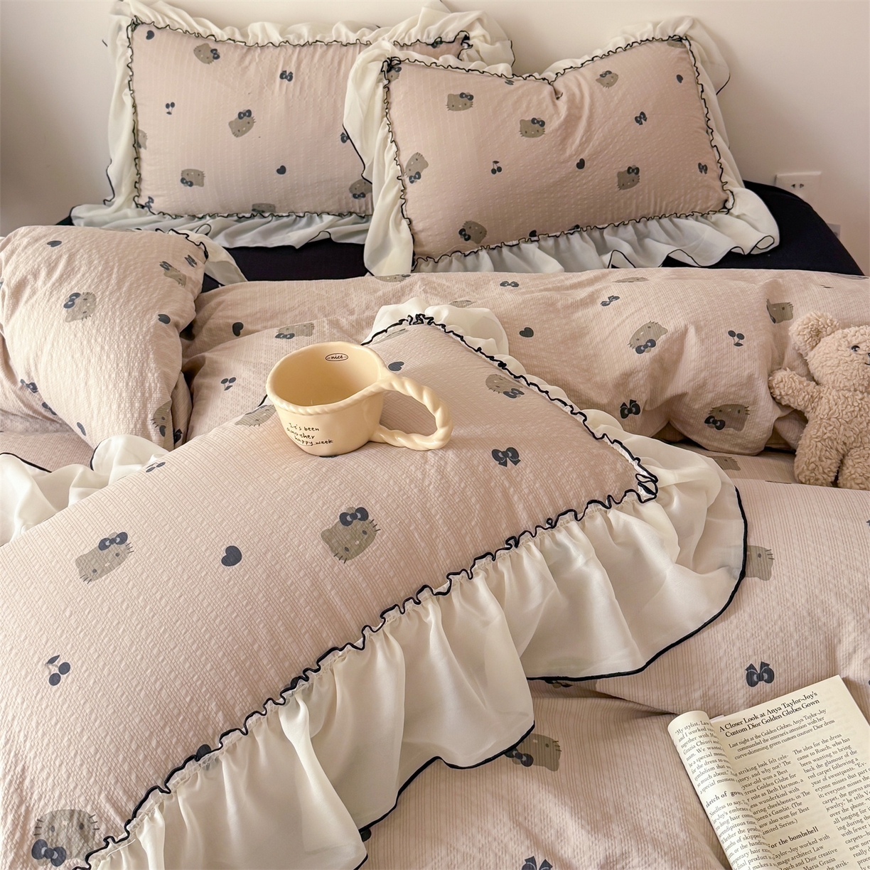 91家纺网 家纺一手货源 找家纺 吾欢心 2026春夏新款韩版雪纺花边泡芙双层纱四件套 复古猫咪