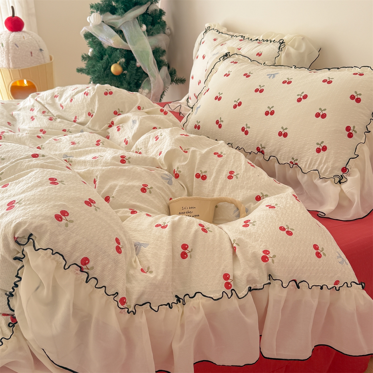 91家纺网 家纺一手货源 找家纺 吾欢心 2026春夏新款韩版雪纺花边泡芙双层纱四件套 奶油樱桃