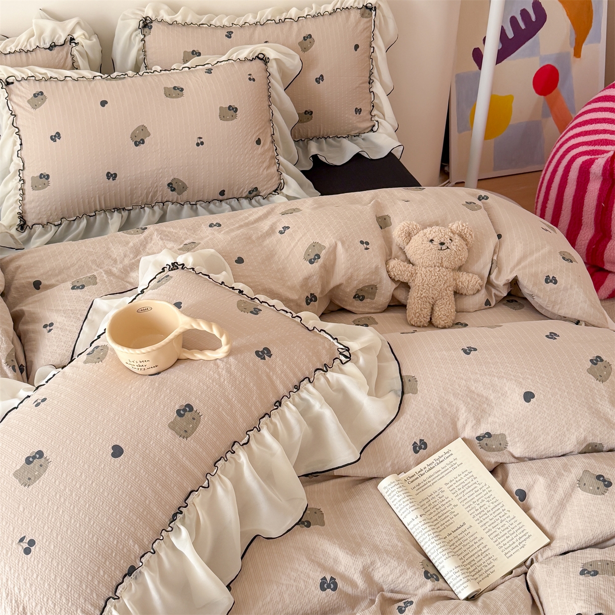 91家纺网 家纺一手货源 找家纺 吾欢心 2026春夏新款韩版雪纺花边泡芙双层纱四件套 复古猫咪