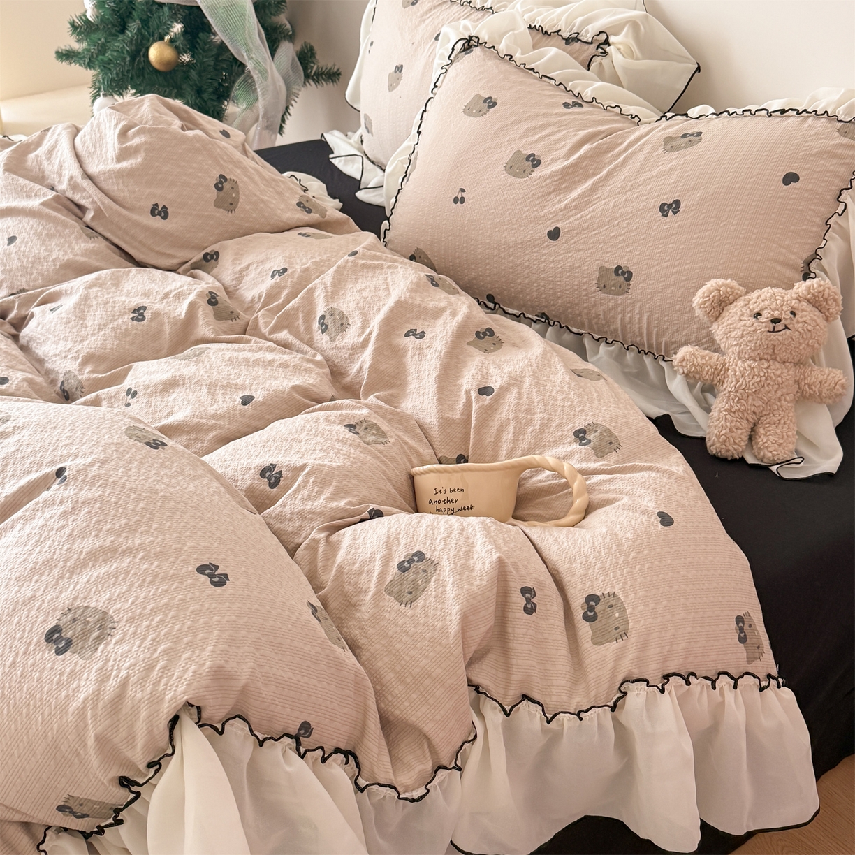 91家纺网 家纺一手货源 找家纺 吾欢心 2026春夏新款韩版雪纺花边泡芙双层纱四件套 复古猫咪