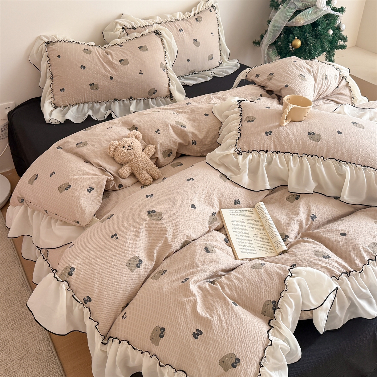 91家纺网 家纺一手货源 找家纺 吾欢心 2026春夏新款韩版雪纺花边泡芙双层纱四件套 复古猫咪