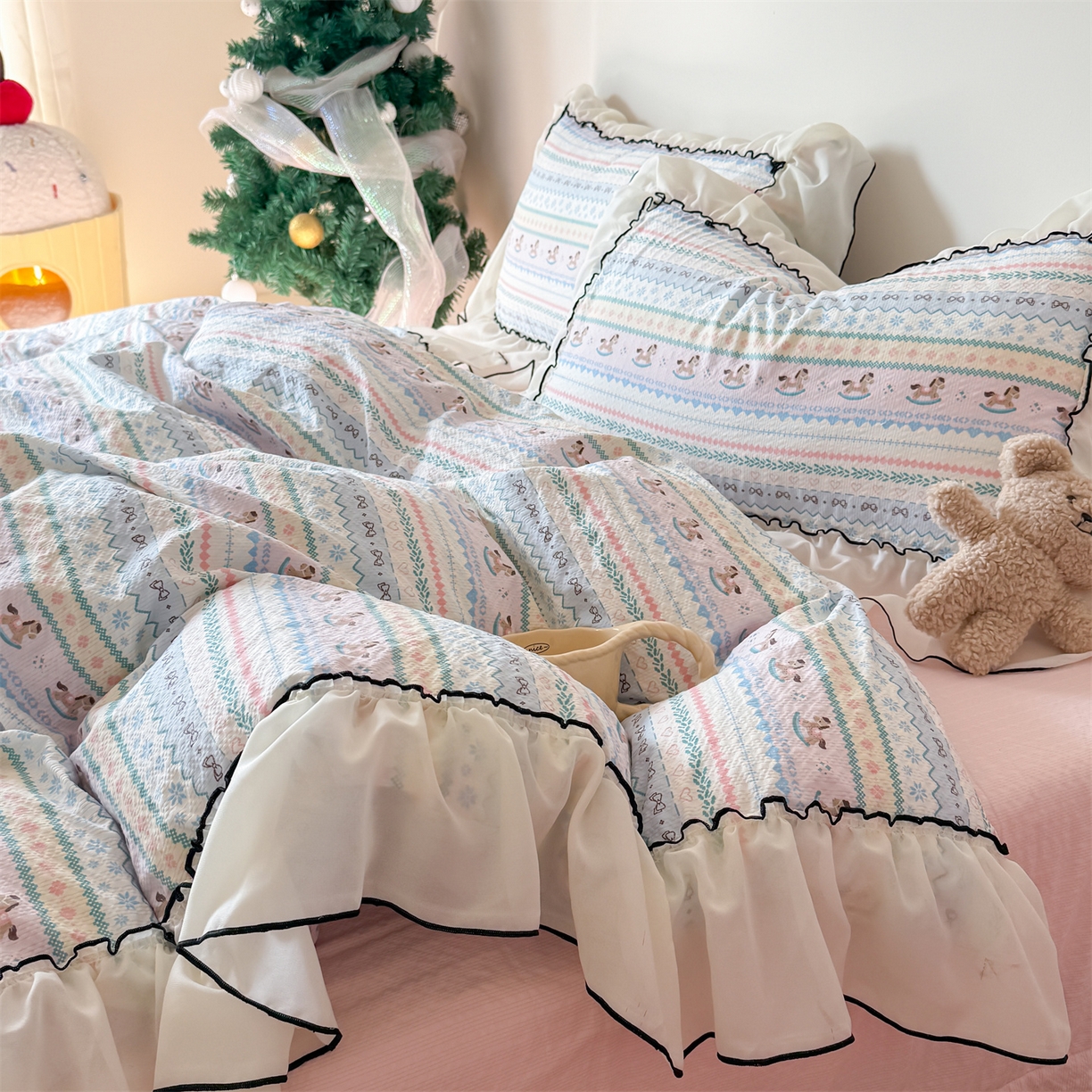 91家纺网 家纺一手货源 找家纺 吾欢心 2026春夏新款韩版雪纺花边泡芙双层纱四件套 费尔岛小马