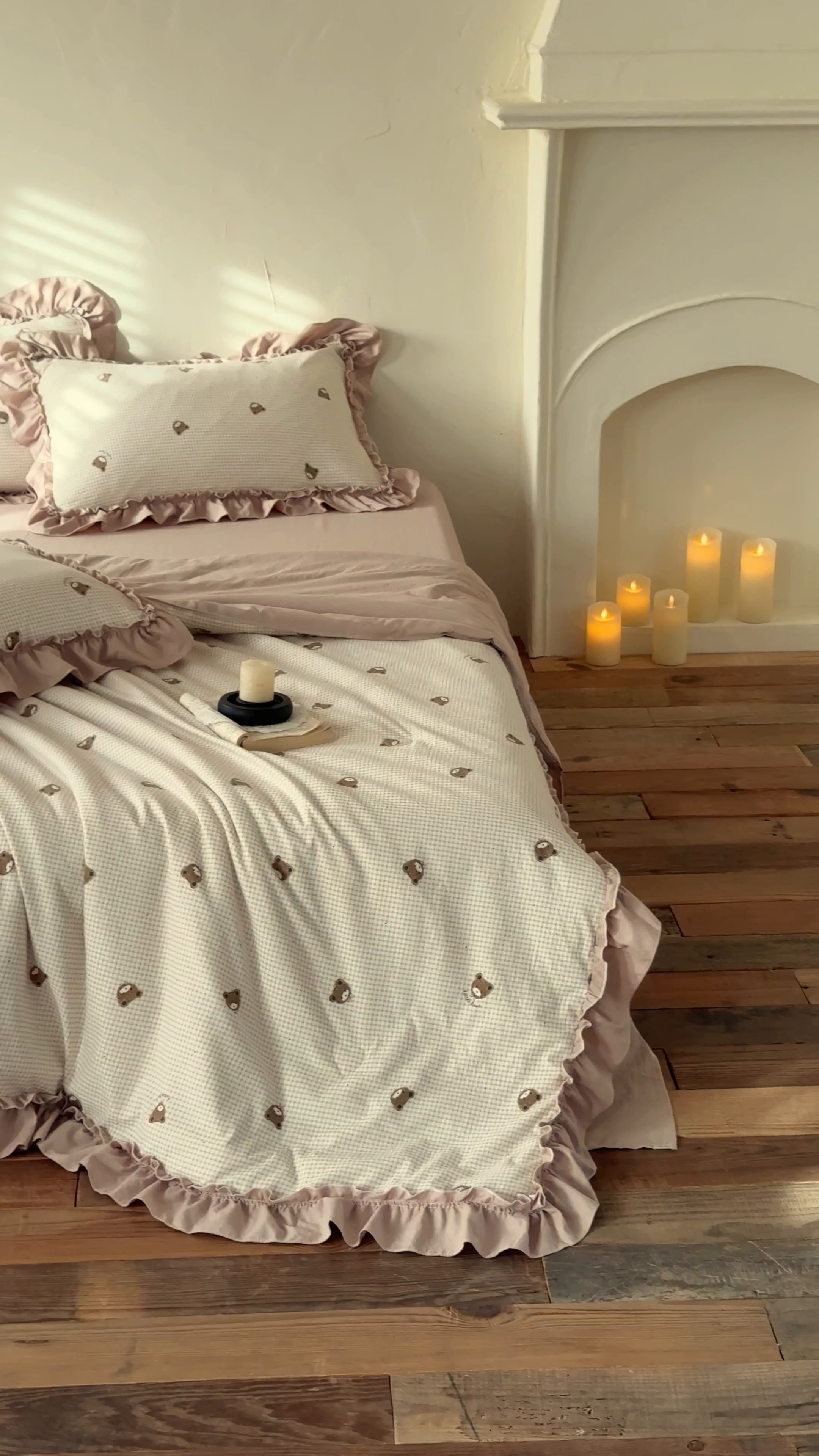 91家纺网 家纺一手货源 找家纺 迷尚家居 2026新款云朵棉印花花边夏被四件套 格纹小熊