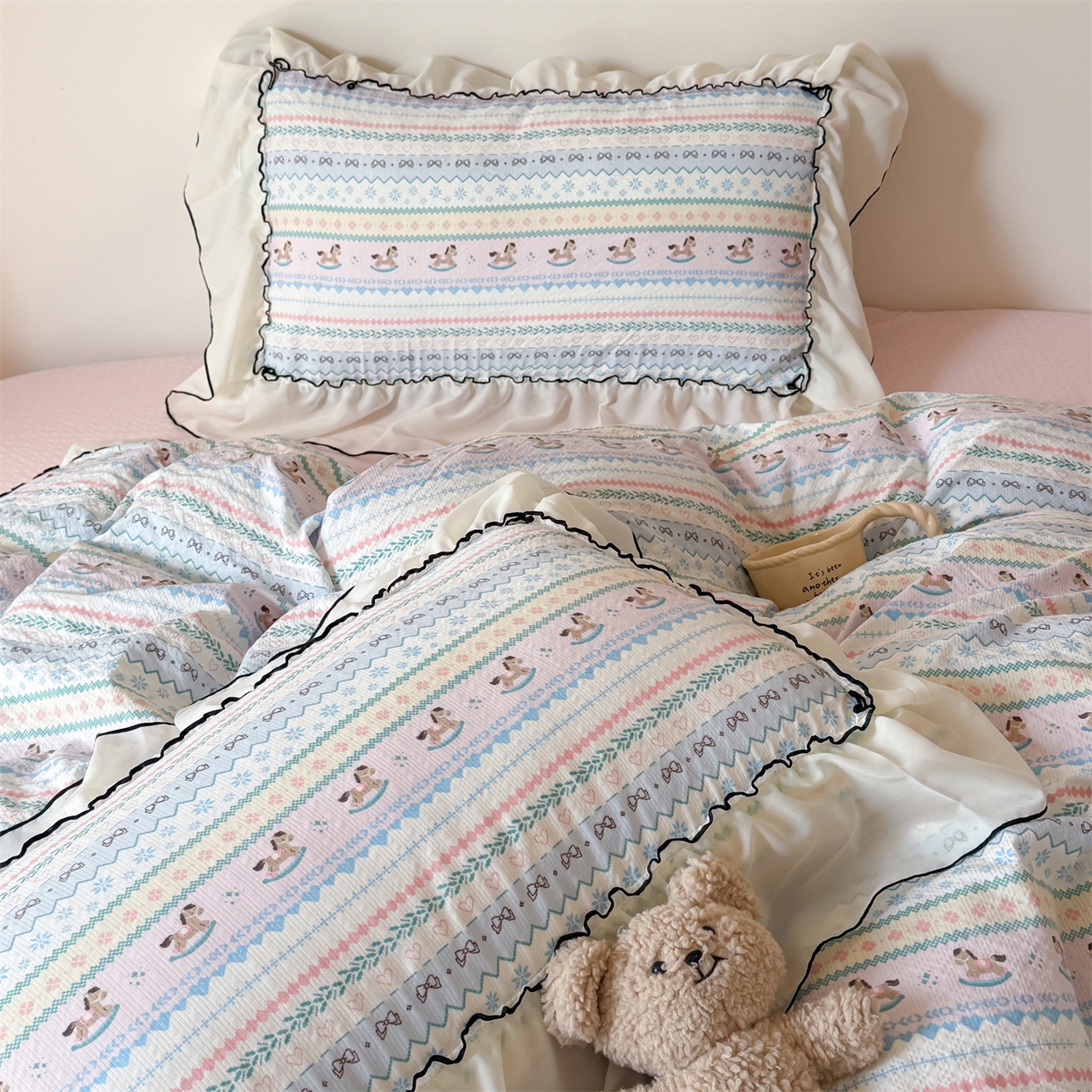 91家纺网 家纺一手货源 找家纺 吾欢心 2026春夏新款韩版雪纺花边泡芙双层纱四件套 费尔岛小马