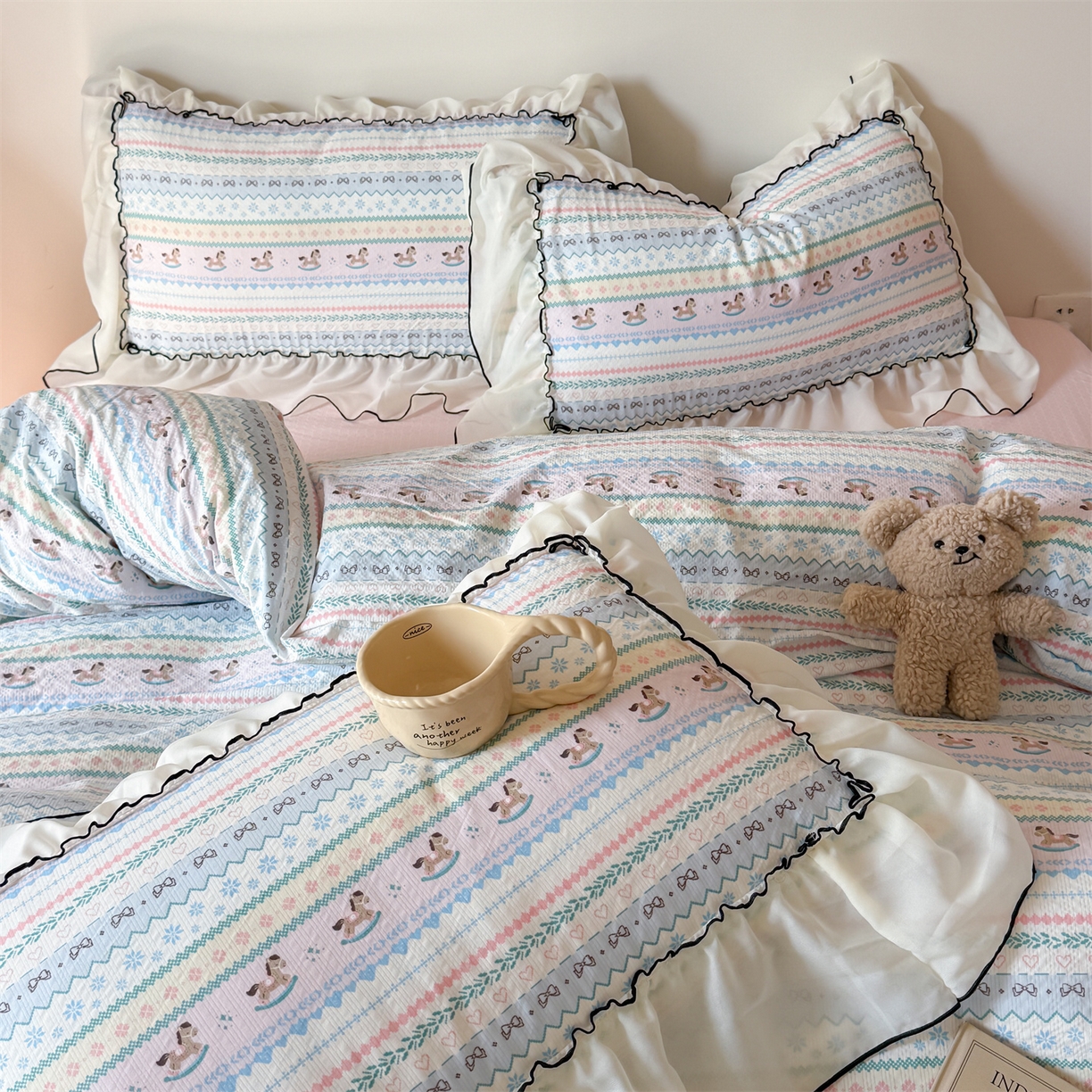 91家纺网 家纺一手货源 找家纺 吾欢心 2026春夏新款韩版雪纺花边泡芙双层纱四件套 费尔岛小马