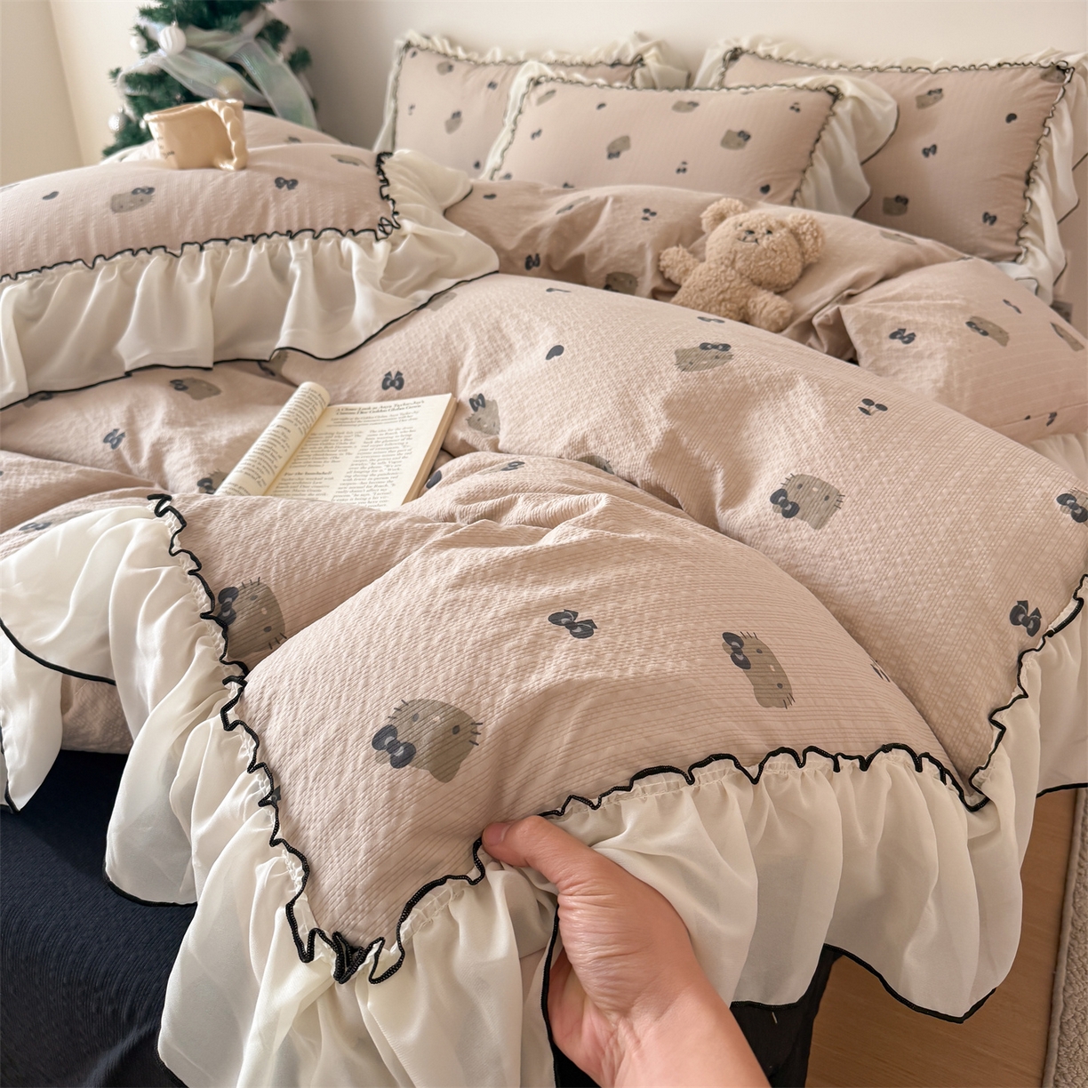 91家纺网 家纺一手货源 找家纺 吾欢心 2026春夏新款韩版雪纺花边泡芙双层纱四件套 复古猫咪