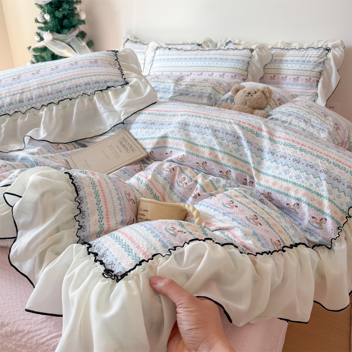 91家纺网 家纺一手货源 找家纺 吾欢心 2026春夏新款韩版雪纺花边泡芙双层纱四件套 费尔岛小马