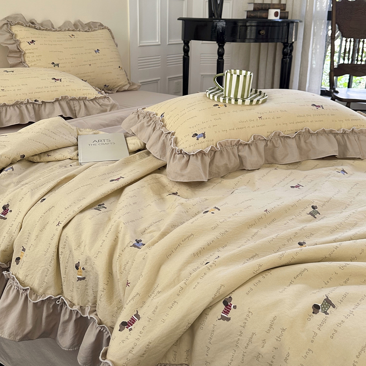 91家纺网 家纺一手货源 找家纺 迷尚家居 2026新款云朵棉印花花边夏被四件套 狗狗家族