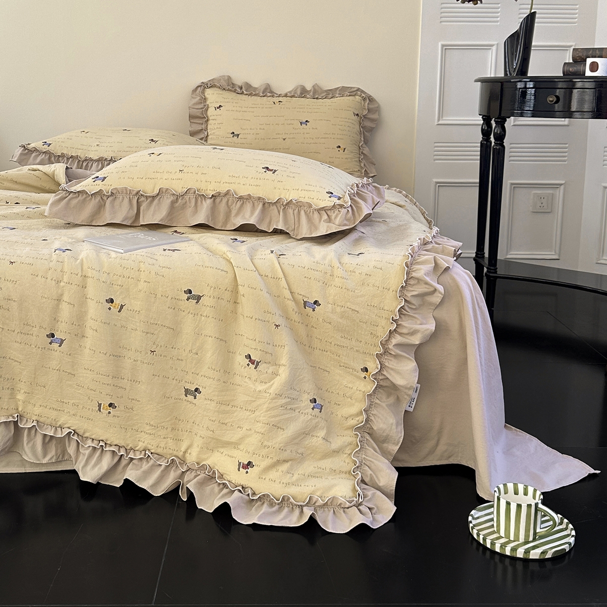 91家纺网 家纺一手货源 找家纺 迷尚家居 2026新款云朵棉印花花边夏被四件套 狗狗家族