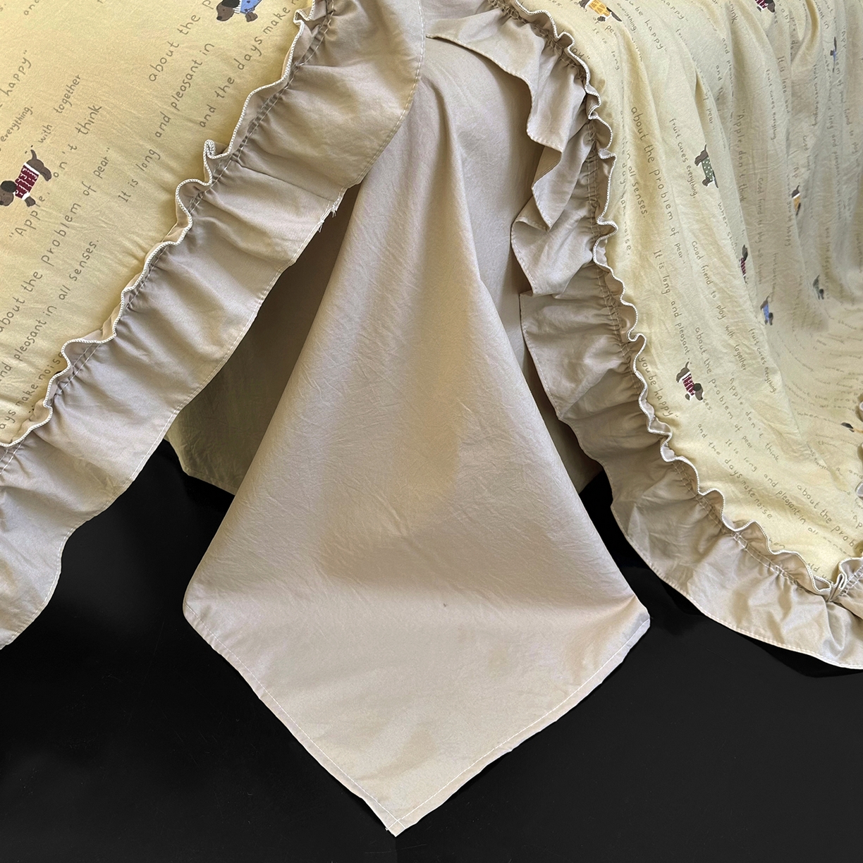 91家纺网 家纺一手货源 找家纺 迷尚家居 2026新款云朵棉印花花边夏被四件套 狗狗家族