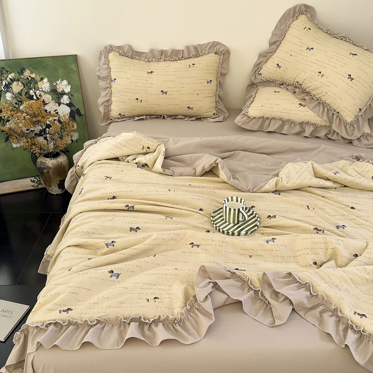 91家纺网 家纺一手货源 找家纺 迷尚家居 2026新款云朵棉印花花边夏被四件套 狗狗家族