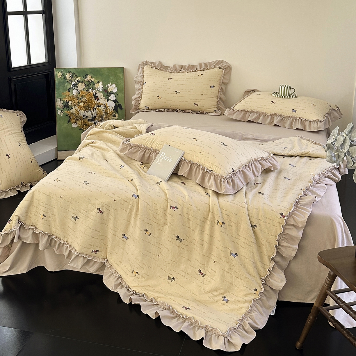 91家纺网 家纺一手货源 找家纺 迷尚家居 2026新款云朵棉印花花边夏被四件套 狗狗家族