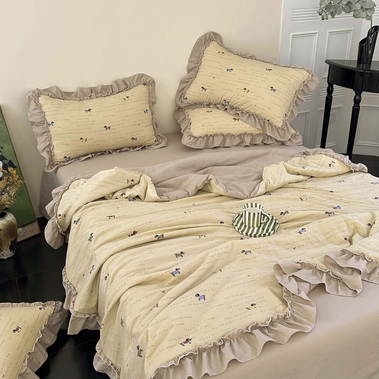 91家纺网 家纺一手货源 找家纺 迷尚家居 2026新款云朵棉印花花边夏被四件套 狗狗家族