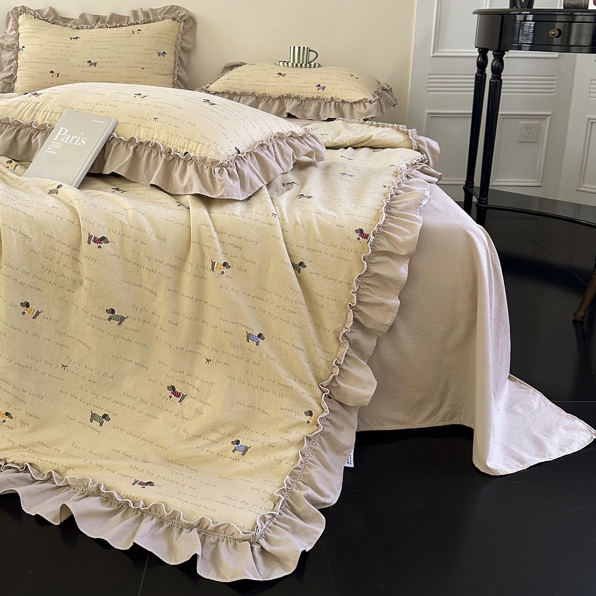 91家纺网 家纺一手货源 找家纺 迷尚家居 2026新款云朵棉印花花边夏被四件套 狗狗家族