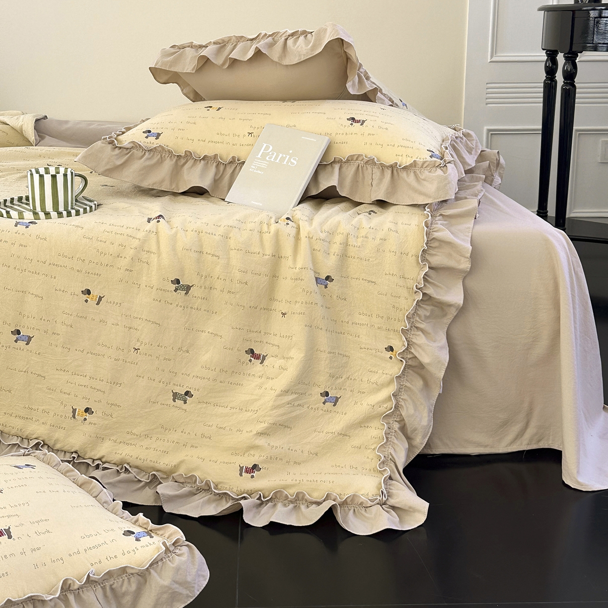 91家纺网 家纺一手货源 找家纺 迷尚家居 2026新款云朵棉印花花边夏被四件套 狗狗家族