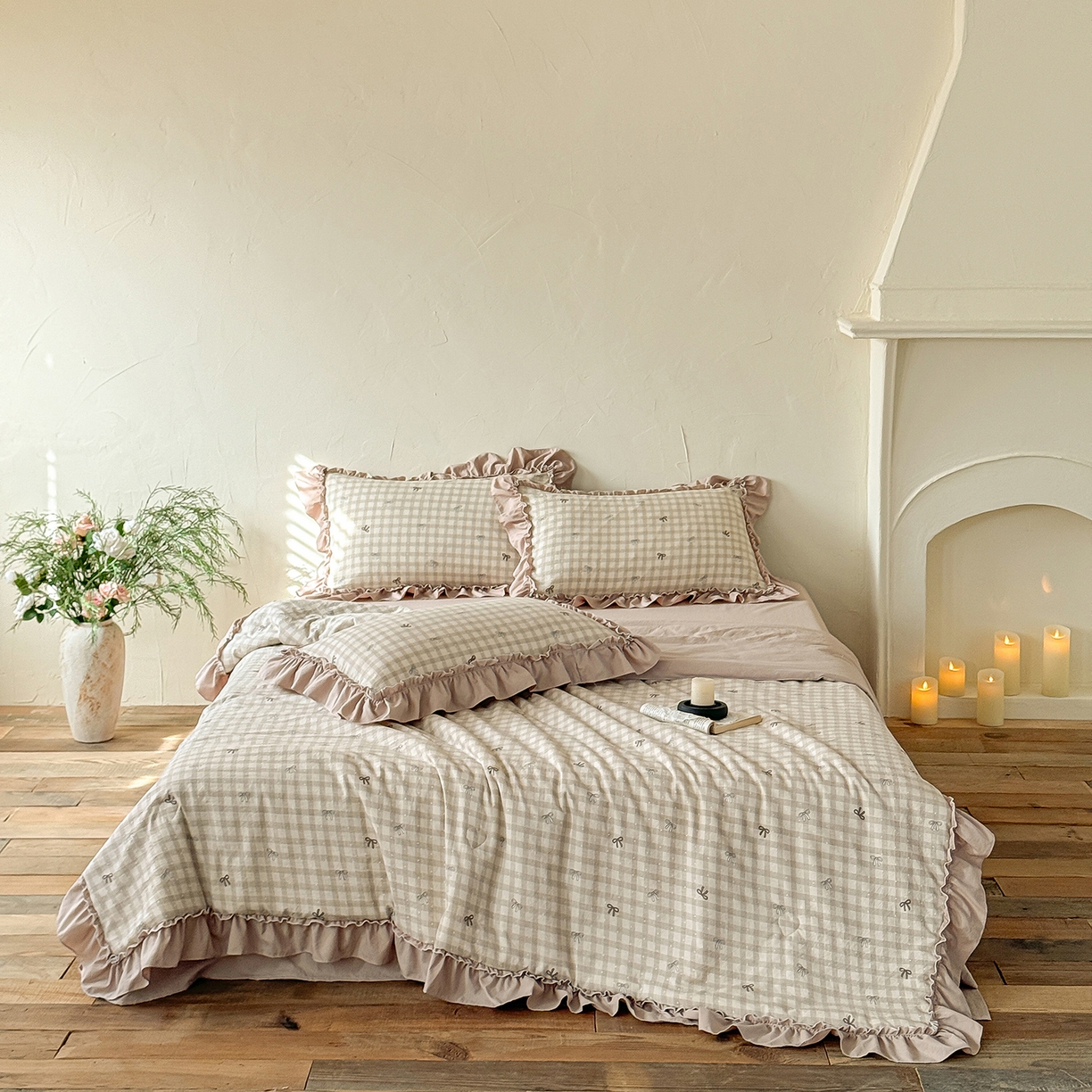 91家纺网 家纺一手货源 找家纺 迷尚家居 2026新款云朵棉印花花边夏被四件套 蝴蝶结咖