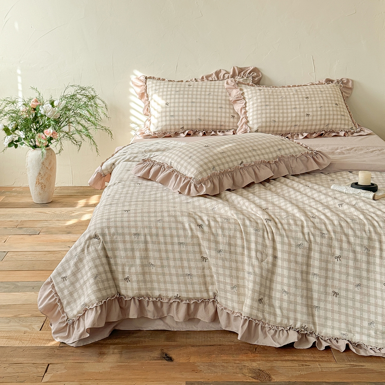 91家纺网 家纺一手货源 找家纺 迷尚家居 2026新款云朵棉印花花边夏被四件套 蝴蝶结咖