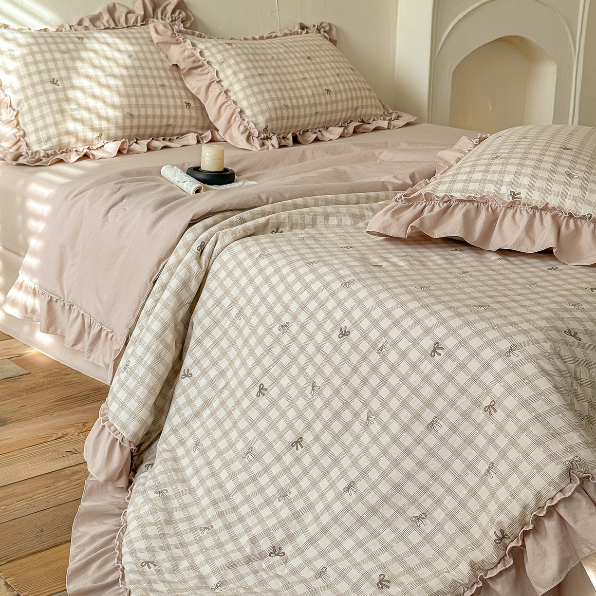 91家纺网 家纺一手货源 找家纺 迷尚家居 2026新款云朵棉印花花边夏被四件套 蝴蝶结咖