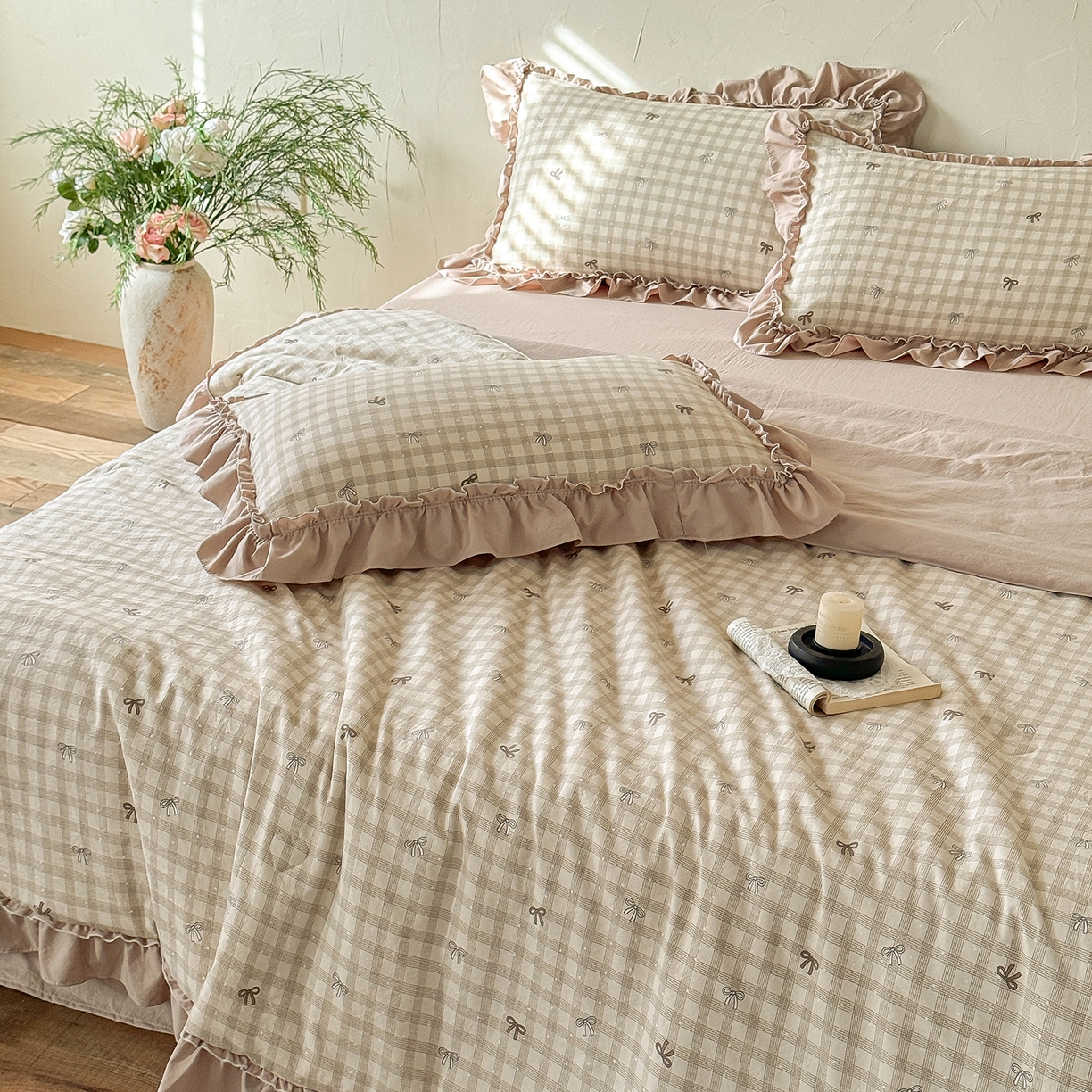 91家纺网 家纺一手货源 找家纺 迷尚家居 2026新款云朵棉印花花边夏被四件套 蝴蝶结咖