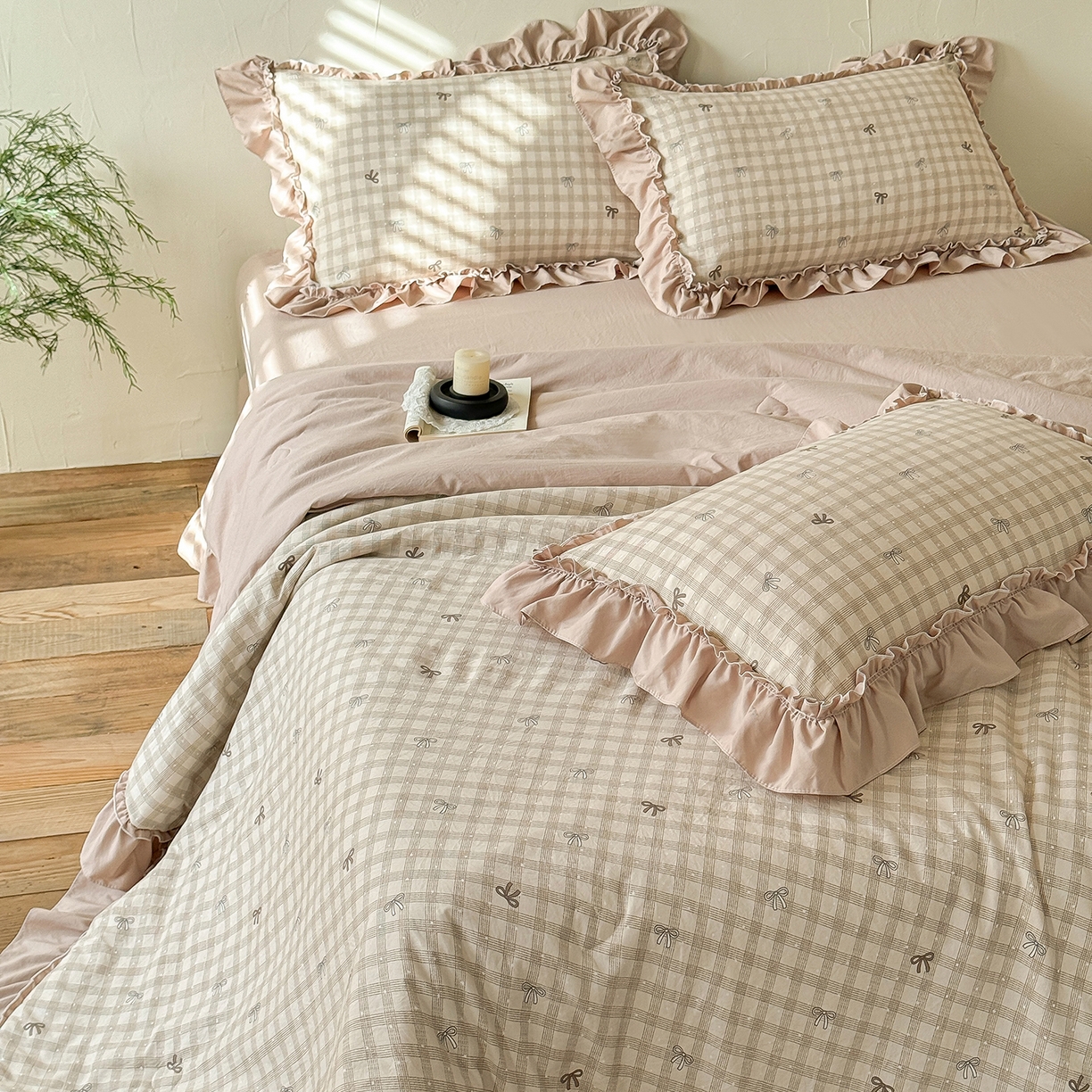 91家纺网 家纺一手货源 找家纺 迷尚家居 2026新款云朵棉印花花边夏被四件套 蝴蝶结咖