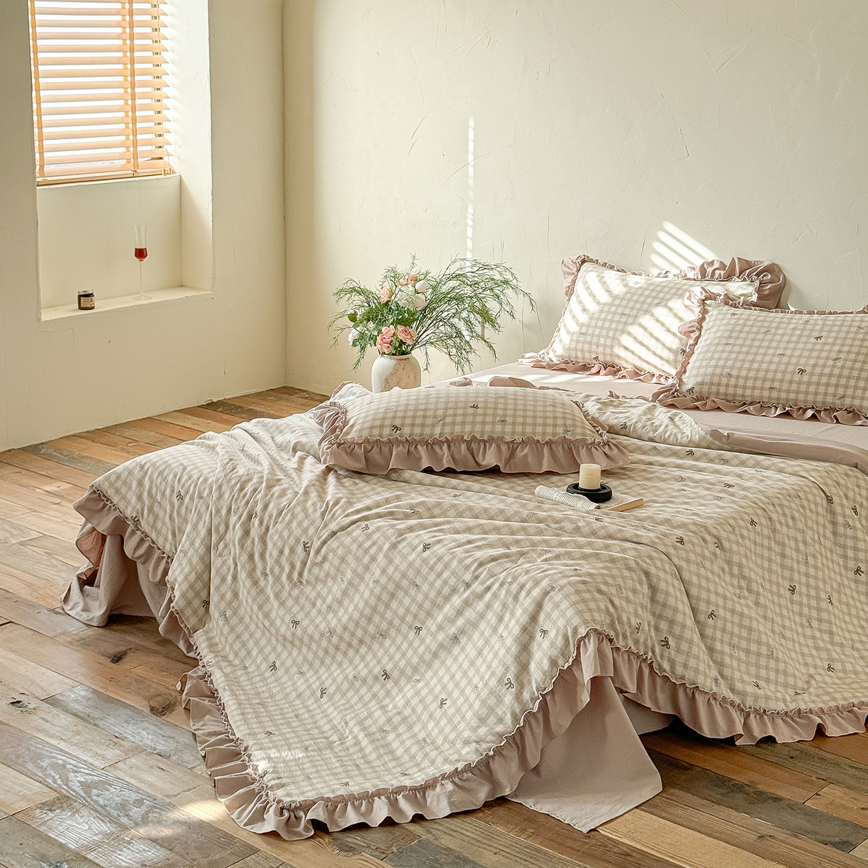 91家纺网 家纺一手货源 找家纺 迷尚家居 2026新款云朵棉印花花边夏被四件套 蝴蝶结咖