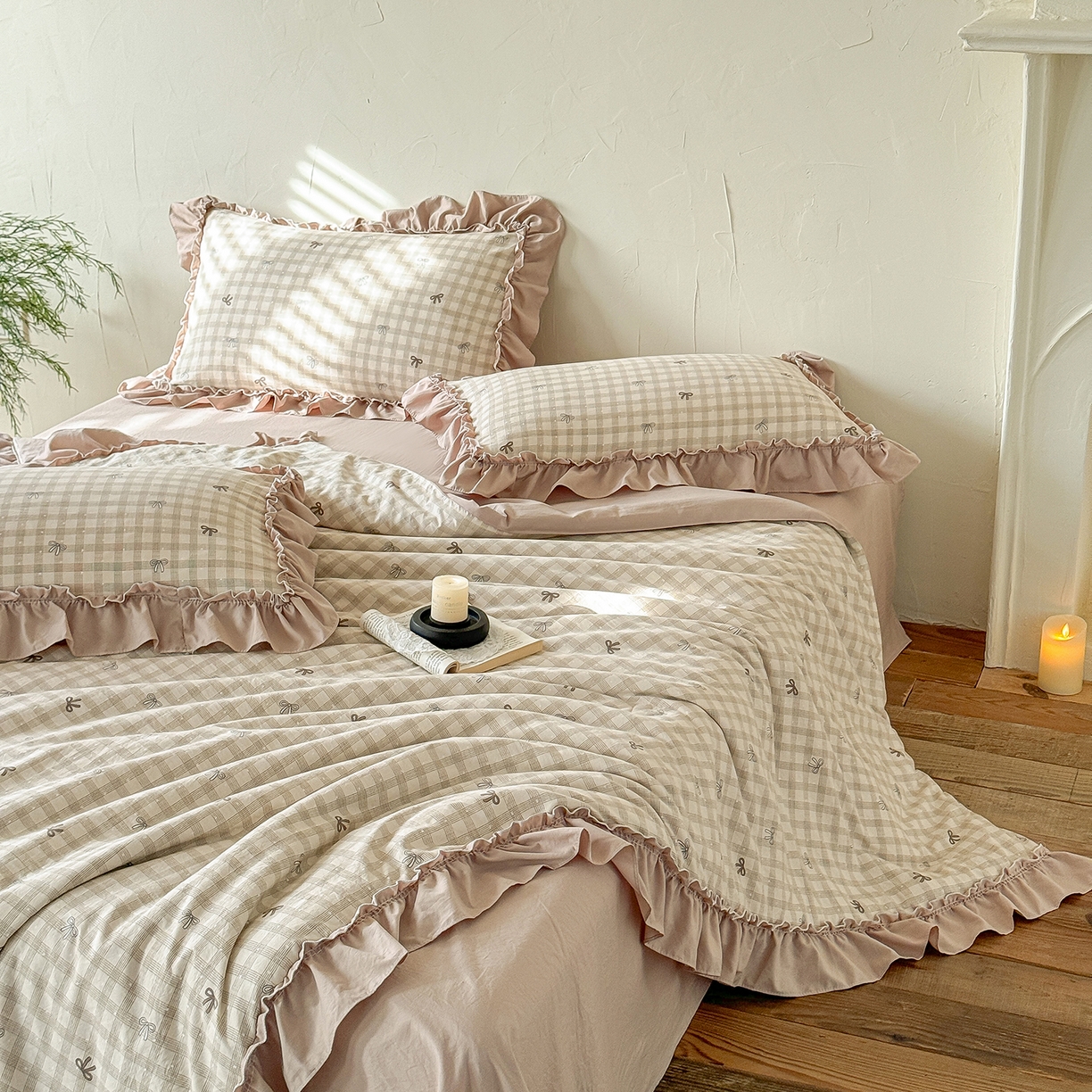 91家纺网 家纺一手货源 找家纺 迷尚家居 2026新款云朵棉印花花边夏被四件套 蝴蝶结咖