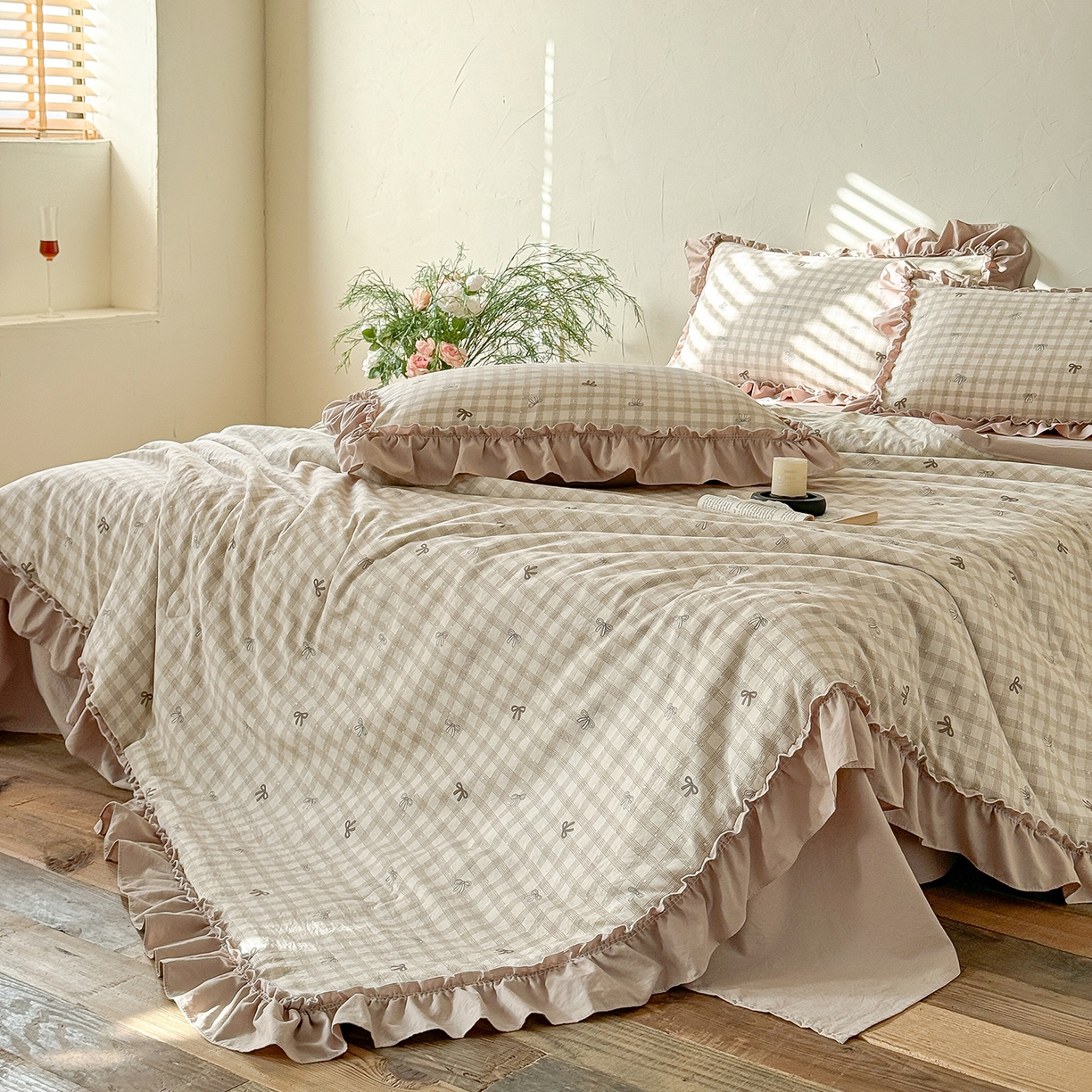 91家纺网 家纺一手货源 找家纺 迷尚家居 2026新款云朵棉印花花边夏被四件套 蝴蝶结咖