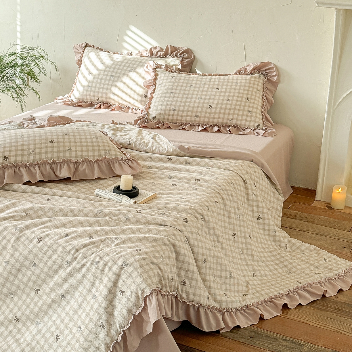 91家纺网 家纺一手货源 找家纺 迷尚家居 2026新款云朵棉印花花边夏被四件套 蝴蝶结咖