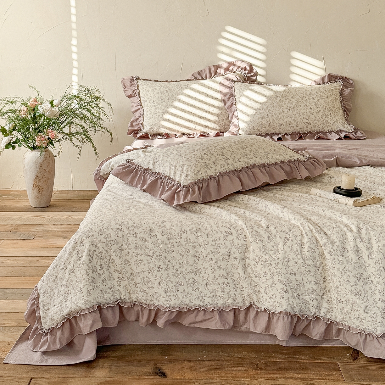 91家纺网 家纺一手货源 找家纺 迷尚家居 2026新款云朵棉印花花边夏被四件套 简韵