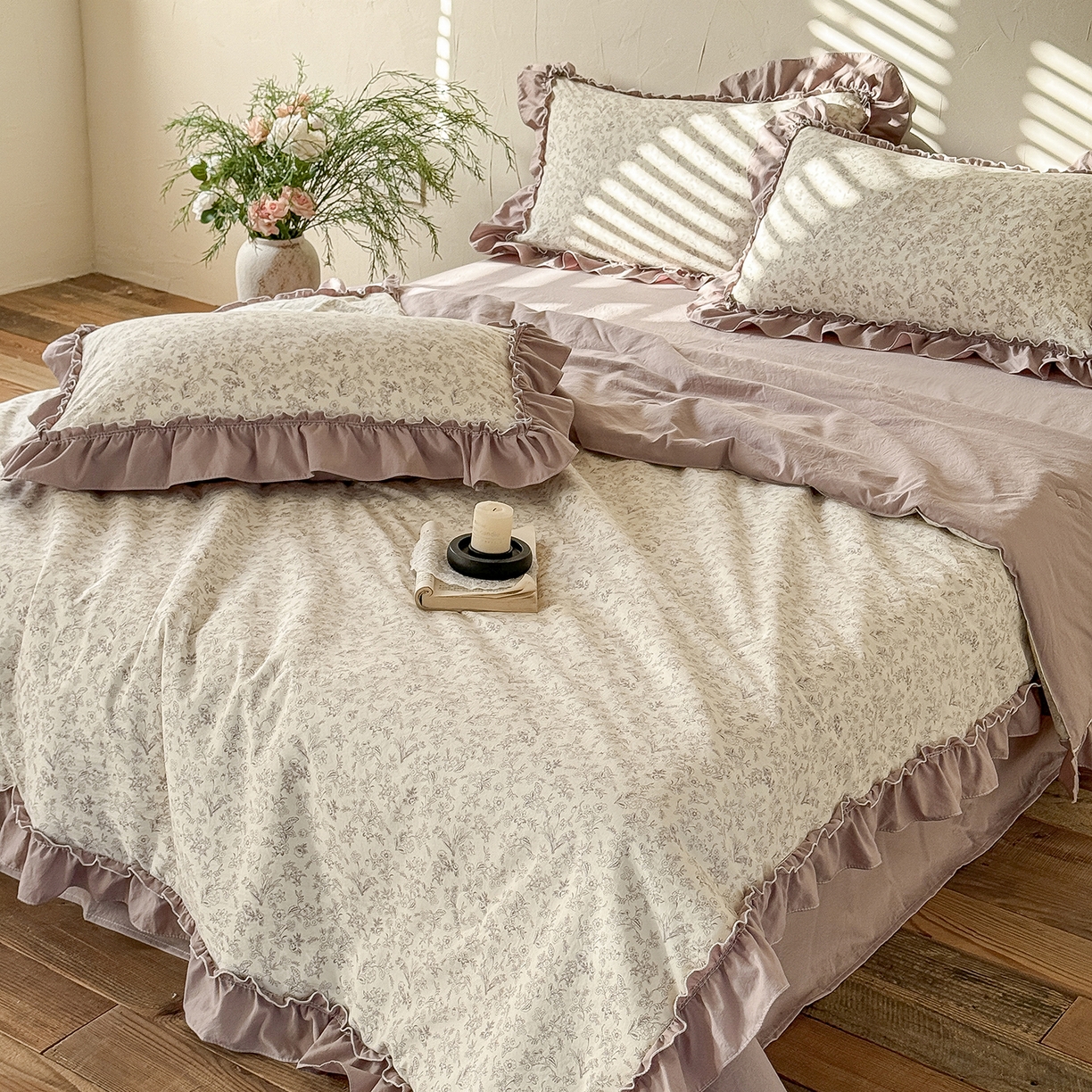 91家纺网 家纺一手货源 找家纺 迷尚家居 2026新款云朵棉印花花边夏被四件套 简韵