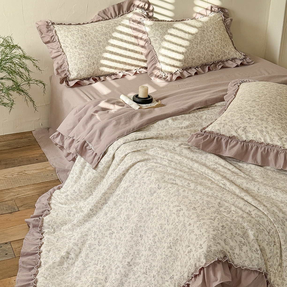 91家纺网 家纺一手货源 找家纺 迷尚家居 2026新款云朵棉印花花边夏被四件套 简韵