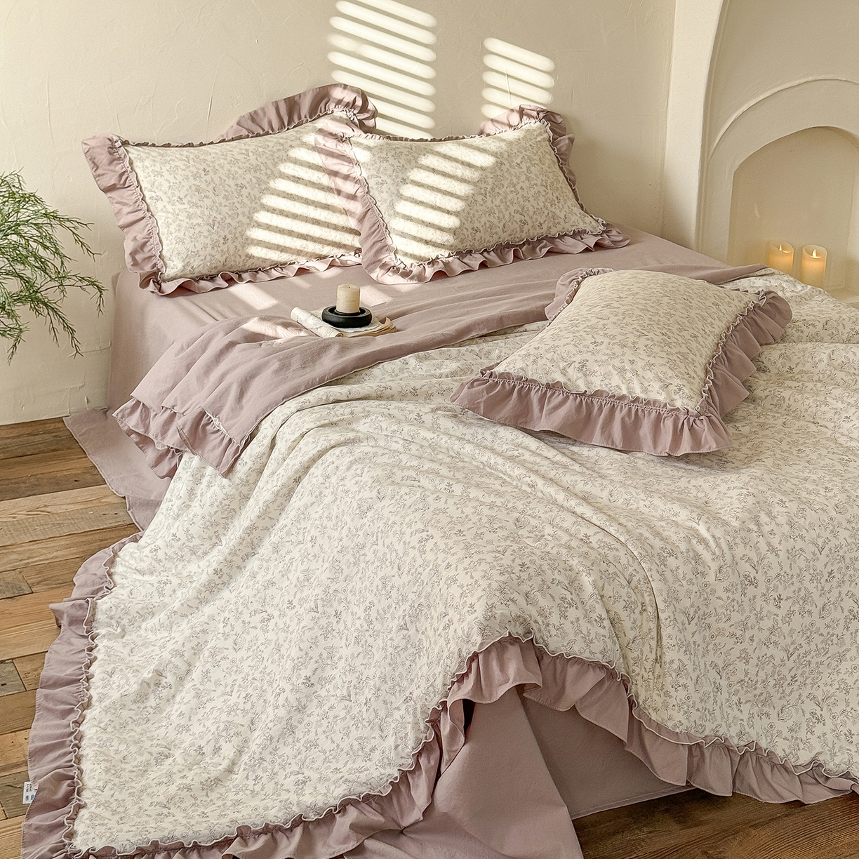 91家纺网 家纺一手货源 找家纺 迷尚家居 2026新款云朵棉印花花边夏被四件套 简韵