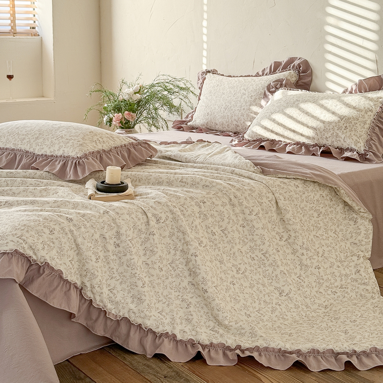 91家纺网 家纺一手货源 找家纺 迷尚家居 2026新款云朵棉印花花边夏被四件套 简韵