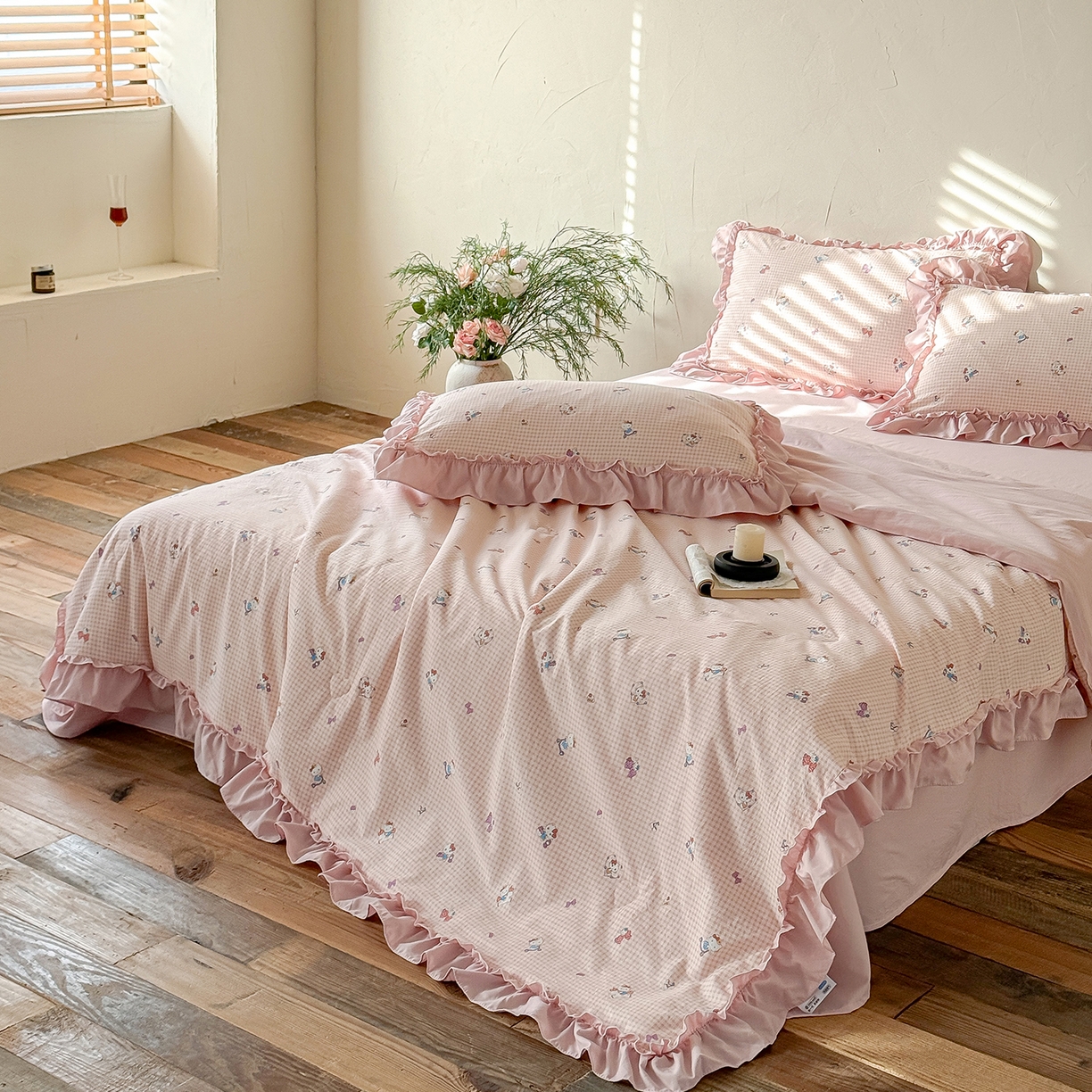 91家纺网 家纺一手货源 找家纺 迷尚家居 2026新款云朵棉印花花边夏被四件套 凯蒂猫粉