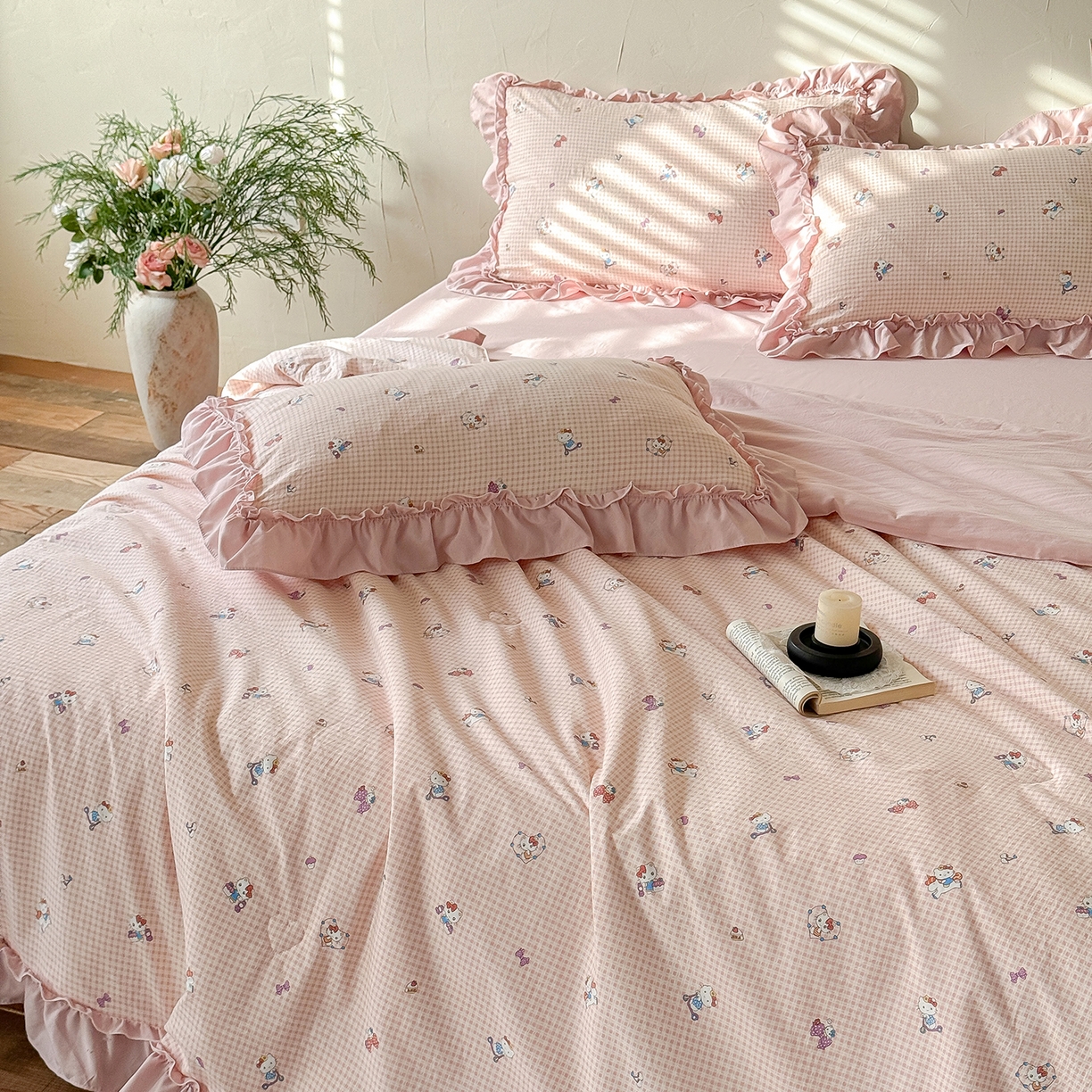 91家纺网 家纺一手货源 找家纺 迷尚家居 2026新款云朵棉印花花边夏被四件套 凯蒂猫粉