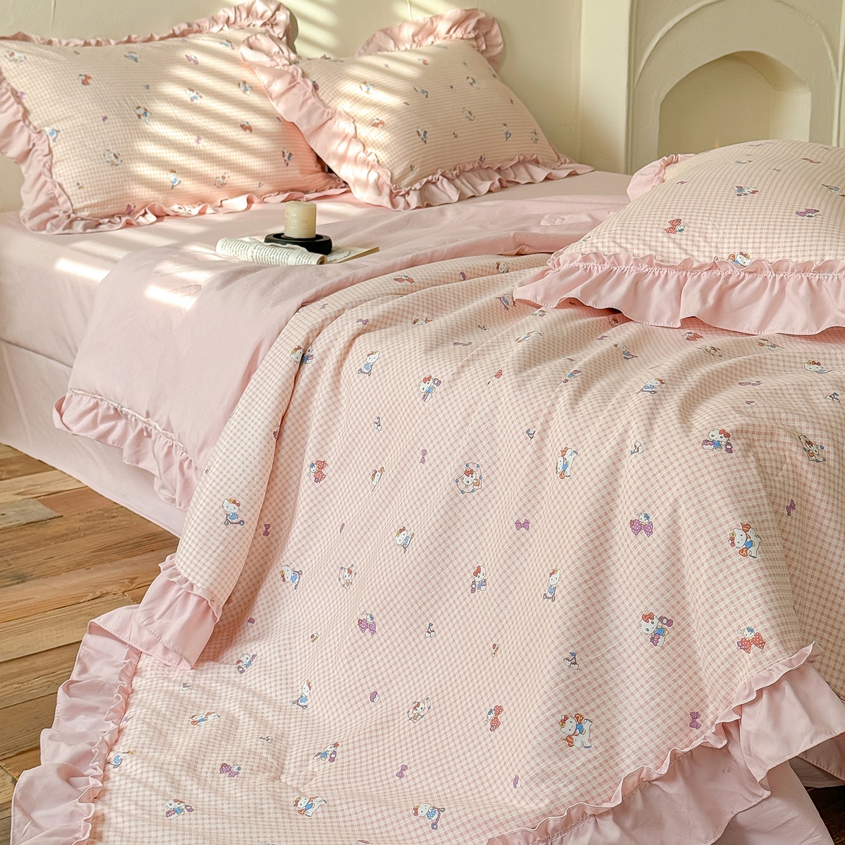 91家纺网 家纺一手货源 找家纺 迷尚家居 2026新款云朵棉印花花边夏被四件套 凯蒂猫粉