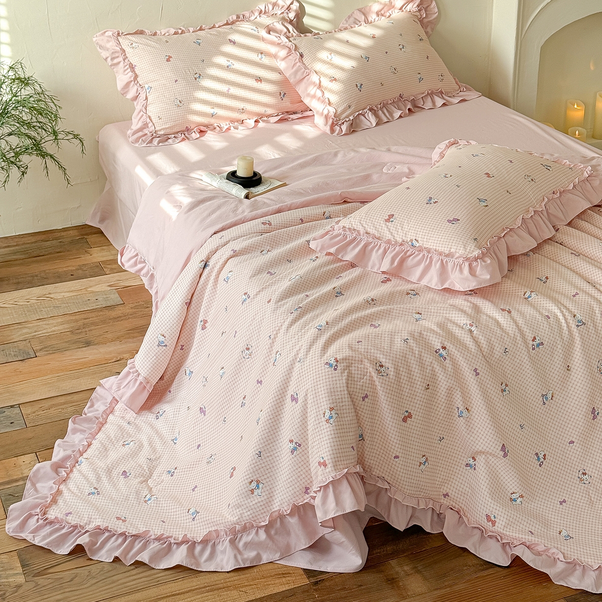 91家纺网 家纺一手货源 找家纺 迷尚家居 2026新款云朵棉印花花边夏被四件套 凯蒂猫粉