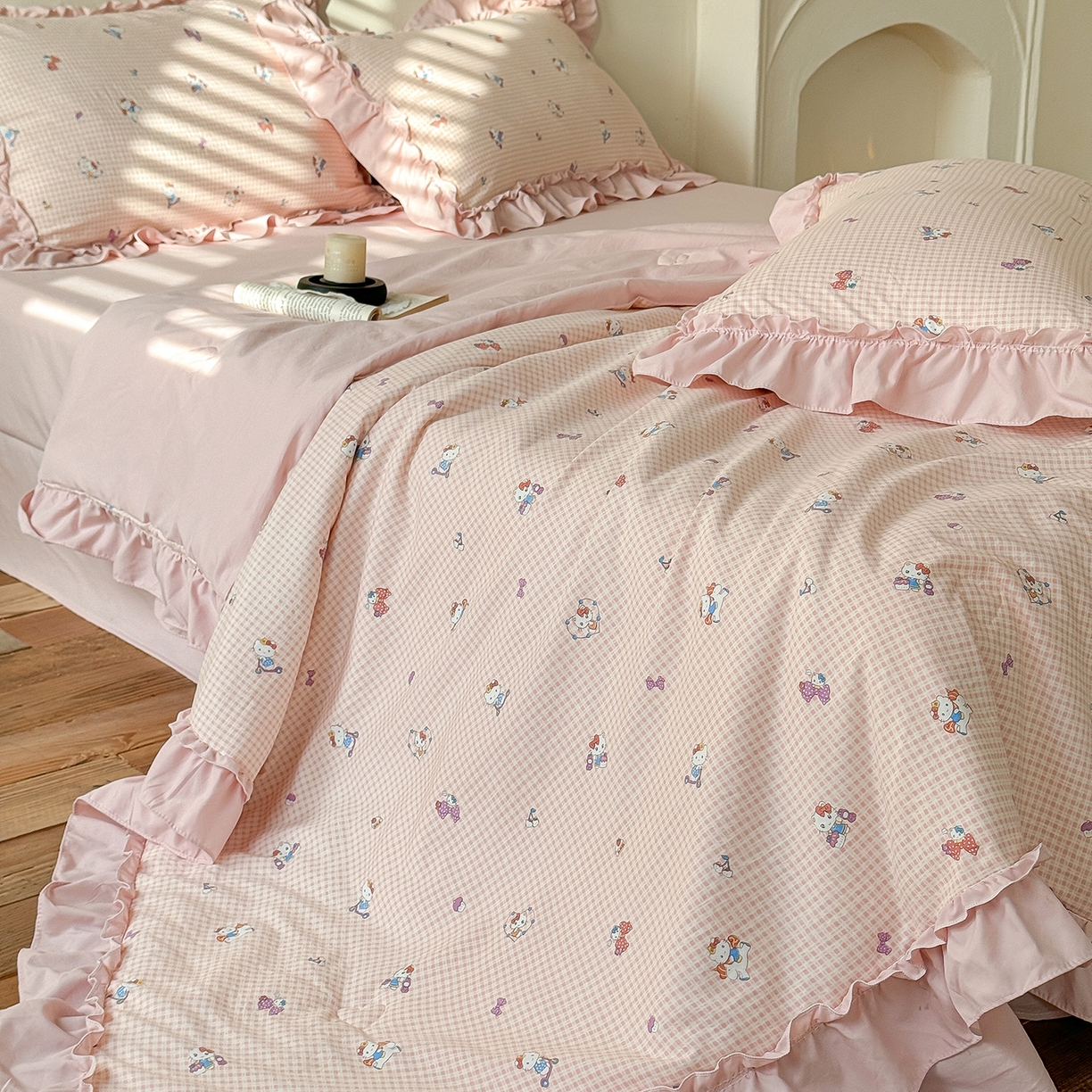 91家纺网 家纺一手货源 找家纺 迷尚家居 2026新款云朵棉印花花边夏被四件套 凯蒂猫粉